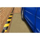 Ochrana dverí vozidla na stenu garáže