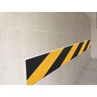 Ochrana dverí vozidla na stenu garáže