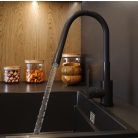 Čierna páková kuchynská batéria s flexibilným výtokovým ramenom