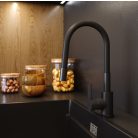 Čierna páková kuchynská batéria s flexibilným výtokovým ramenom