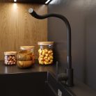 Čierna páková kuchynská batéria s flexibilným výtokovým ramenom