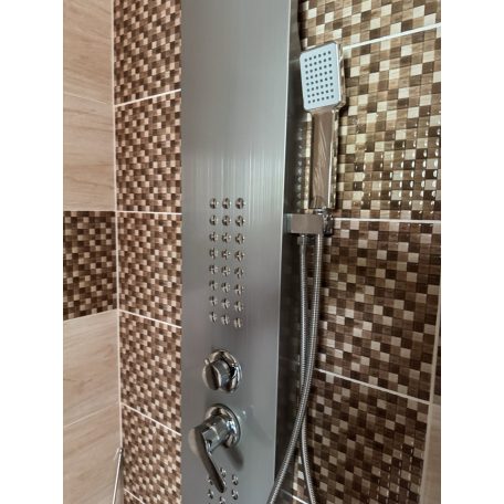 Elegantný čierny hydromasážny sprchový set