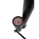 Pumpa na pneumatiky s tlakomerom