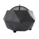 Exterierový moderný gril a ohnisko v tvare diamantu s mriežkovou strechou